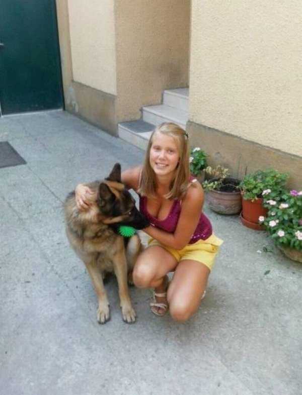 12-girl-and-her-dog-house-photo